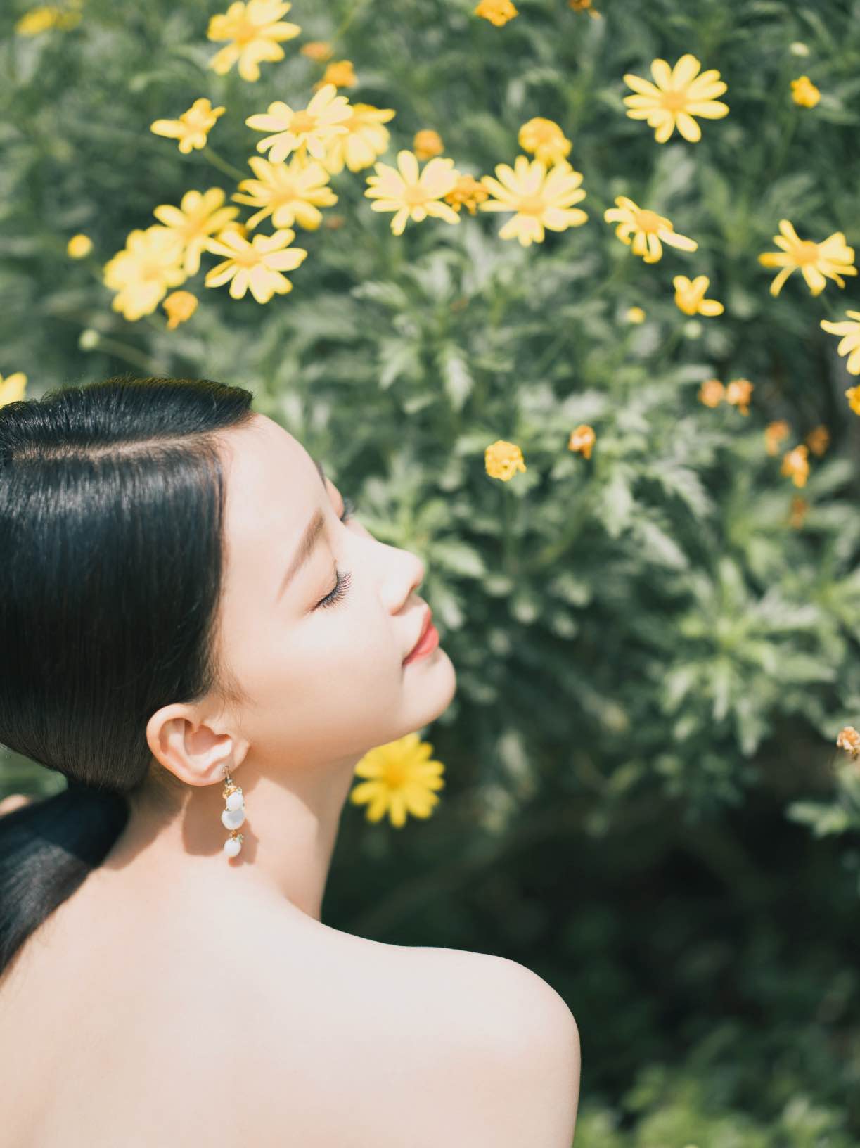 孙怡复工亮相状态佳 少女蝴蝶结礼裙邂逅初夏