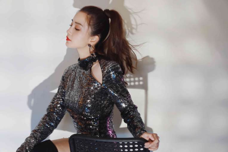 Angelababy甜酷花朵裙亮相活动现场 御姐气场全开